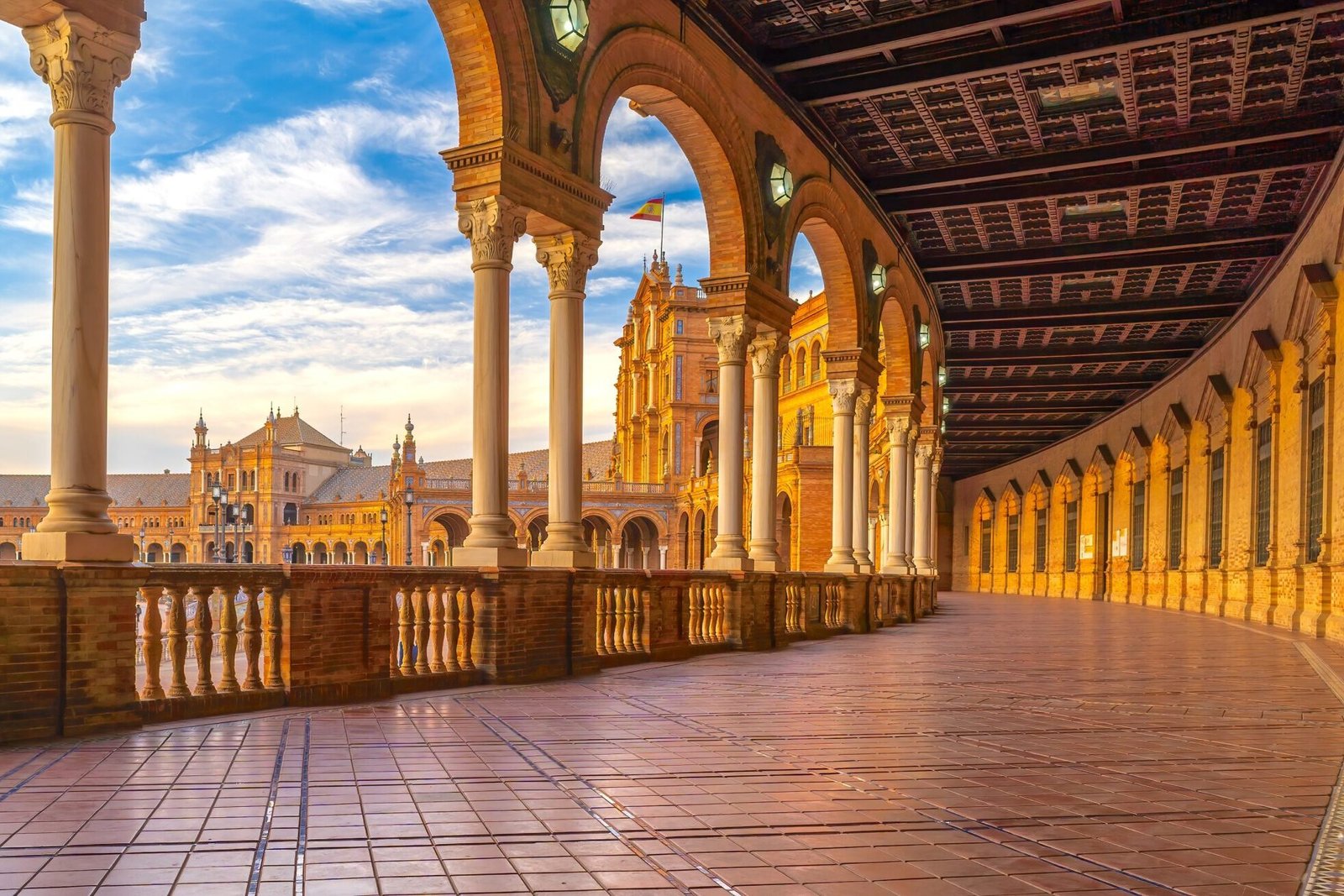 El taller que ayudó a construir la Plaza de España de Sevilla