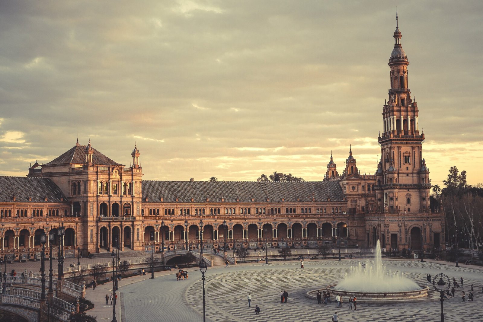 El taller que ayudó a construir la Plaza de España de Sevilla 5